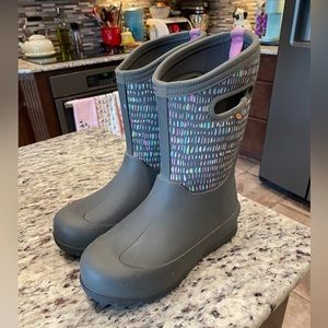 Girls Bogs size 4 GUC
